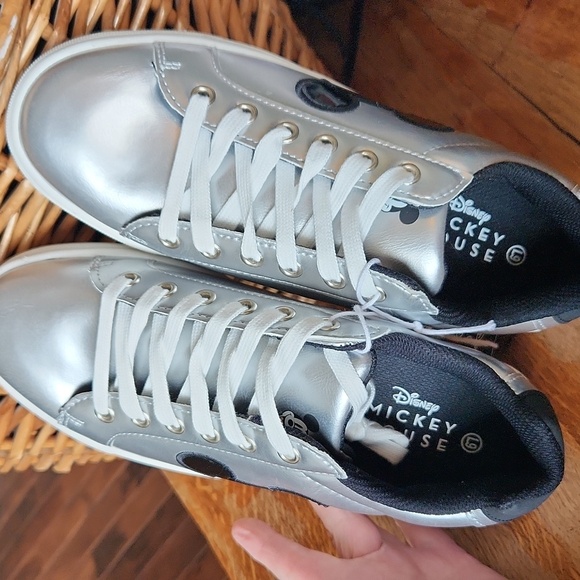 Silver Mickey Sneakers sz 9 Metallic Disneyworld Disneyland - Picture 4 of 10